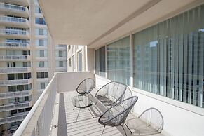 Sensational & Modern apt in Crystal City