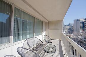 Sensational & Modern apt in Crystal City