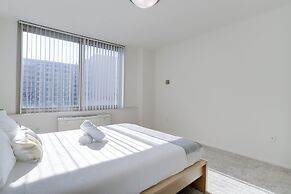 Sensational & Modern apt in Crystal City