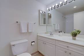 Sensational & Modern apt in Crystal City