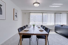 Sensational & Modern apt in Crystal City