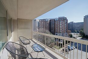 Sensational & Modern apt in Crystal City