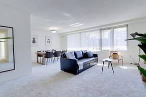 Sensational & Modern apt in Crystal City