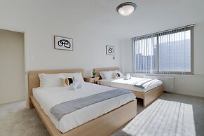 Sensational & Modern apt in Crystal City