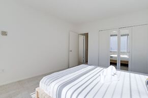 Sensational & Modern apt in Crystal City