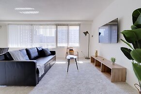 Sensational & Modern apt in Crystal City