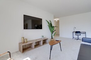 Sensational & Modern apt in Crystal City