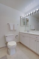 Sensational & Modern apt in Crystal City