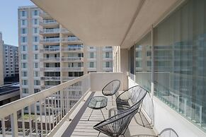 Sensational & Modern apt in Crystal City