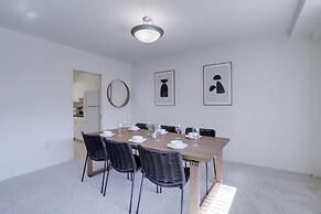 Sensational & Modern apt in Crystal City