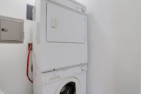 Sensational & Modern apt in Crystal City