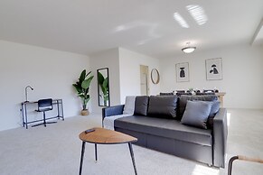 Sensational & Modern apt in Crystal City