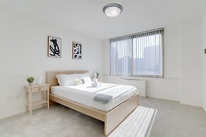 Sensational & Modern apt in Crystal City