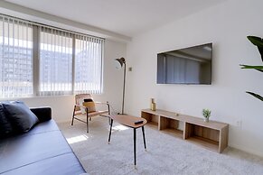 Sensational & Modern apt in Crystal City