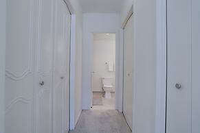 Sensational & Modern apt in Crystal City