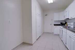 Sensational & Modern apt in Crystal City