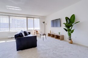 Sensational & Modern apt in Crystal City