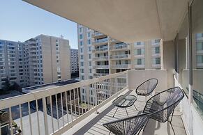 Sensational & Modern apt in Crystal City