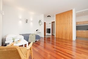 Spacious Studio & Parking by Renters