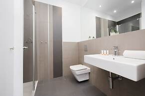 Spacious Studio & Parking by Renters