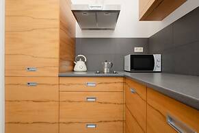 Spacious Studio & Parking by Renters