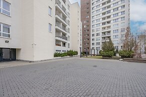 Spacious Studio & Parking by Renters