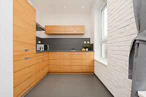 Spacious Studio & Parking by Renters