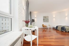 Spacious Studio & Parking by Renters