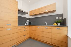 Spacious Studio & Parking by Renters