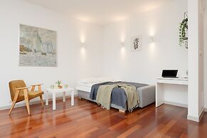 Spacious Studio & Parking by Renters