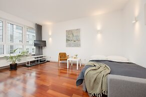 Spacious Studio & Parking by Renters