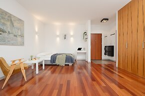 Spacious Studio & Parking by Renters