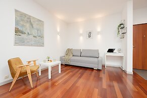 Spacious Studio & Parking by Renters