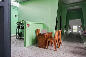 OYO 93695 Guest House Riharti Syariah