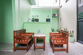OYO 93695 Guest House Riharti Syariah