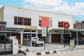 OYO 93695 Guest House Riharti Syariah