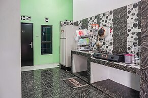 OYO 93695 Guest House Riharti Syariah