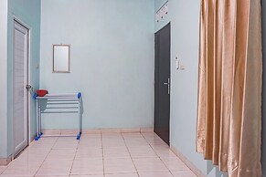 OYO 93695 Guest House Riharti Syariah