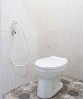 OYO 93695 Guest House Riharti Syariah