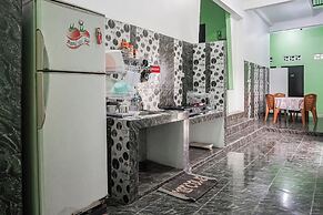 OYO 93695 Guest House Riharti Syariah