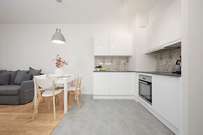 Muranów Apartment Parking by Renters