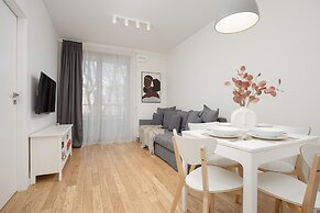 Muranów Apartment Parking by Renters