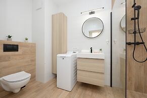 Muranów Apartment Parking by Renters