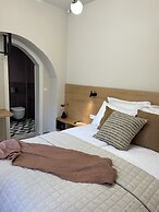 Living Yard Acropolis