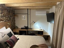 Living Yard Acropolis