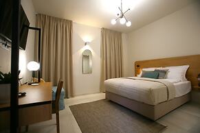 Living Yard Acropolis