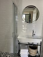 Living Yard Acropolis