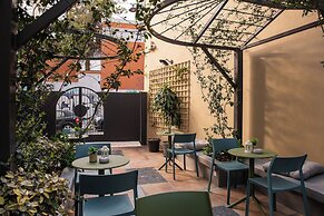 Living Yard Acropolis