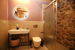 Living Yard Acropolis