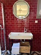 Living Yard Acropolis